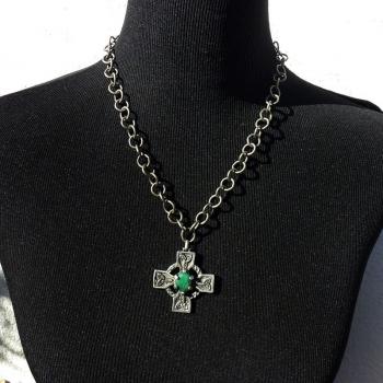 Keltische Kette mit Smaragd Kreuz