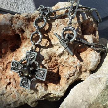 Keltisches Kreuz mit Sternsaphir und handgearbeiteten Kettengliedern