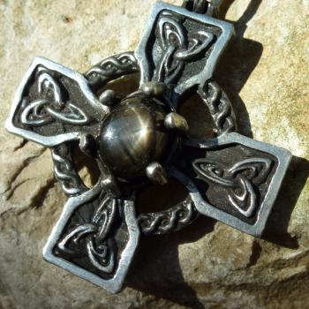 Keltisches Kreuz mit Sternsaphir und handgearbeiteten Kettengliedern