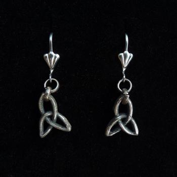 Keltische zierliche Ohrringe mit Triquetra