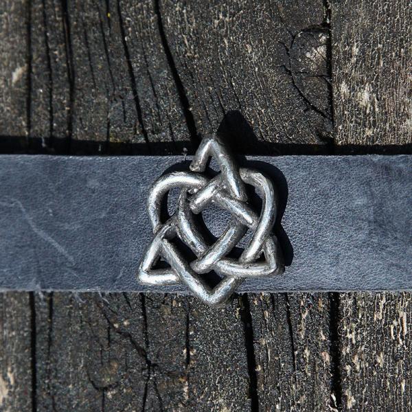 keltisches lederarmband mit herztriquetra